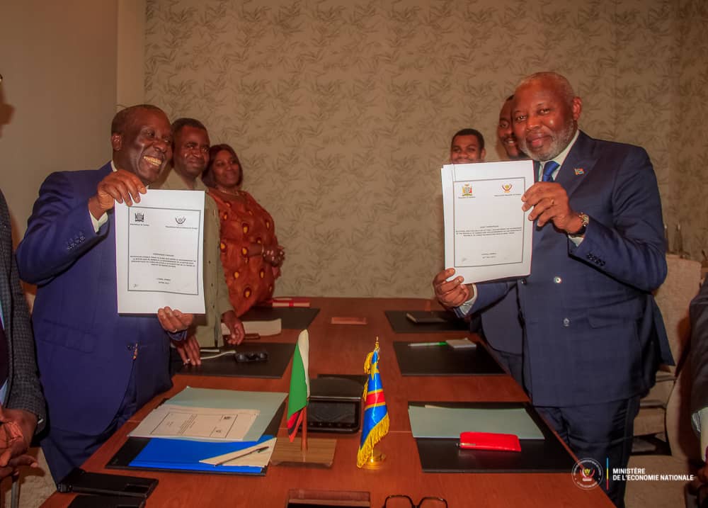 EdmondIzuba1's tweet photo. Le VPM de l'économie @VitalKamerhe1, a séjourné en Zambie pr le suivi des mesures du Gouvernement afin terminer la crise de farine de maïs dans les grands Katanga et Kasaï. A Lusaka, VK obtient les mesures additives pour faciliter l'importation de la farine et des grains de maïs. https://t.co/0T9f8BrDWC