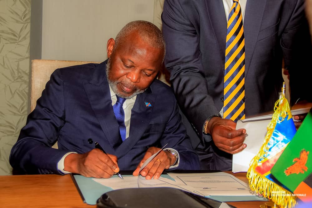 EdmondIzuba1's tweet photo. Le VPM de l'économie @VitalKamerhe1, a séjourné en Zambie pr le suivi des mesures du Gouvernement afin terminer la crise de farine de maïs dans les grands Katanga et Kasaï. A Lusaka, VK obtient les mesures additives pour faciliter l'importation de la farine et des grains de maïs. https://t.co/0T9f8BrDWC