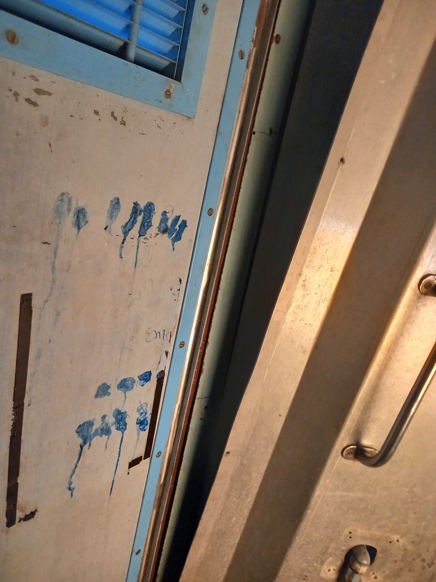 maninderforyou's tweet photo. Train 19020 Haridwar Bandra, Boggy S3 is double full, but see the infrastructure, latrine equipment is falling apart and cleanliness is nowhere. This is the condition of all the latrines of this boggy.

@RailwaySeva @RailMinIndia @WesternRly https://t.co/yUqecIFhNd
