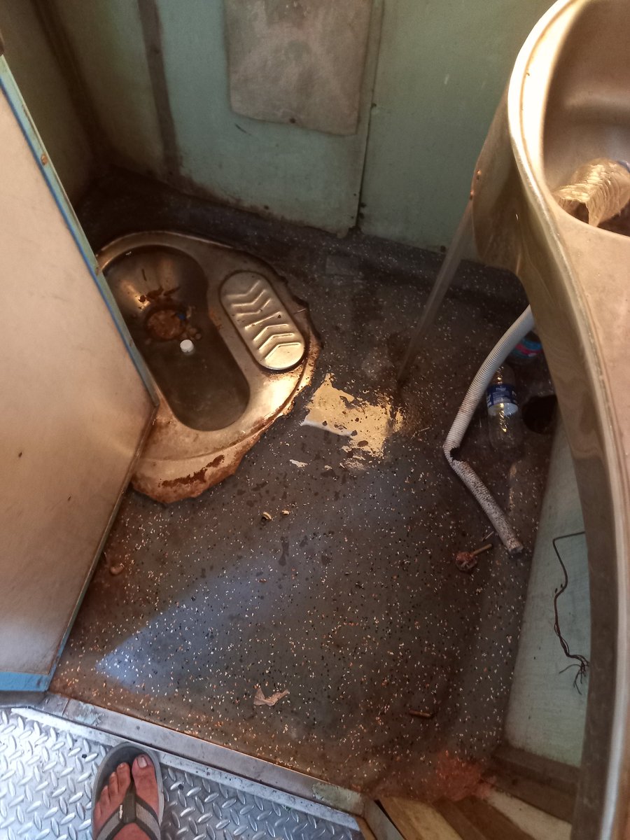 maninderforyou's tweet photo. Train 19020 Haridwar Bandra, Boggy S3 is double full, but see the infrastructure, latrine equipment is falling apart and cleanliness is nowhere. This is the condition of all the latrines of this boggy.

@RailwaySeva @RailMinIndia @WesternRly https://t.co/yUqecIFhNd