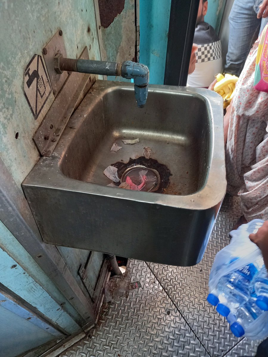 maninderforyou's tweet photo. Train 19020 Haridwar Bandra, Boggy S3 is double full, but see the infrastructure, latrine equipment is falling apart and cleanliness is nowhere. This is the condition of all the latrines of this boggy.

@RailwaySeva @RailMinIndia @WesternRly https://t.co/yUqecIFhNd