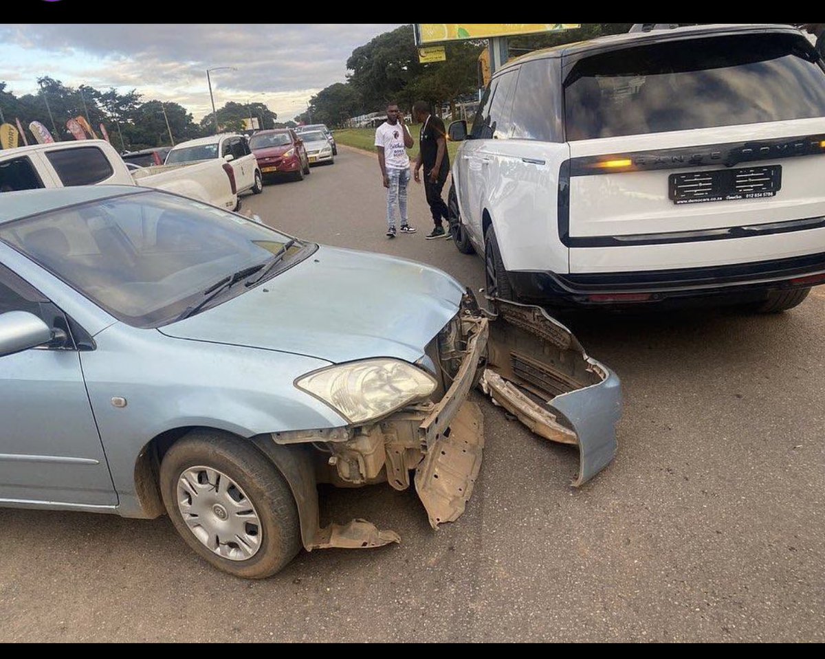 six_papi's tweet photo. Sir Wicknell's US$450k 2023 Range Rover Autobiography Sv D350 crushed into by a Honda fit barely a week after he bragged about importing it https://t.co/wwSVO3XoO6