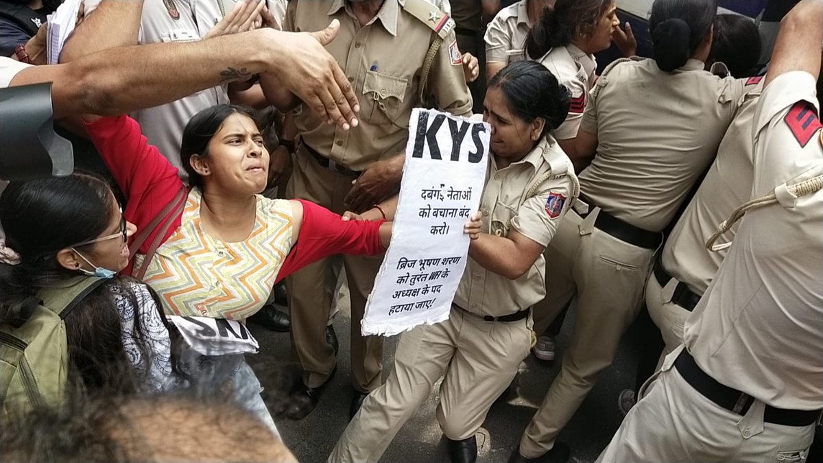 Aadarsh18706789's tweet photo. The protesters and activists were forcefully detained by the delhi police who were supposed to gather for the 'mahila samman mahapanchayat'.
Shame on delhi police!
#arrestbrijbhushan
#WrestlersProtest https://t.co/53lAfkpoza