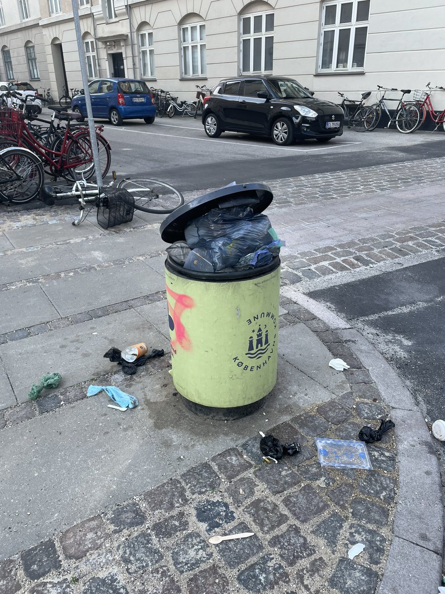 Folk der smider husholdningsaffald i skraldespanden på gaden fordi de er for dovne til at gå i gården…. Lad vær med at pege på <a href="/koebenhavner/">Københavns Kommune</a>