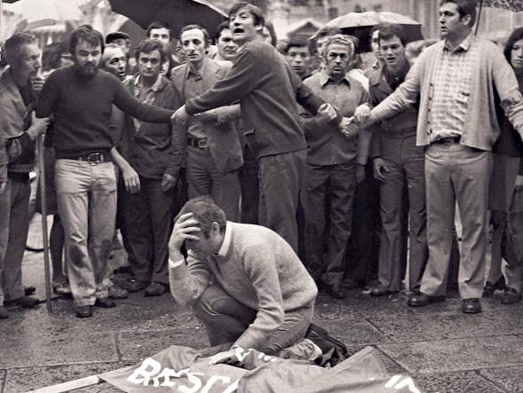 #FascistCrimes — A no-warning bomb planted by neo-fascists inside a litter bin went off #Otd in 1974 in Brescia during a trade union rally.
The blast occurred at 10:12 on May 28 in Piazza della Loggia. Eight people were killed, hundreds were wounded.
#28maggio #PiazzaLoggia