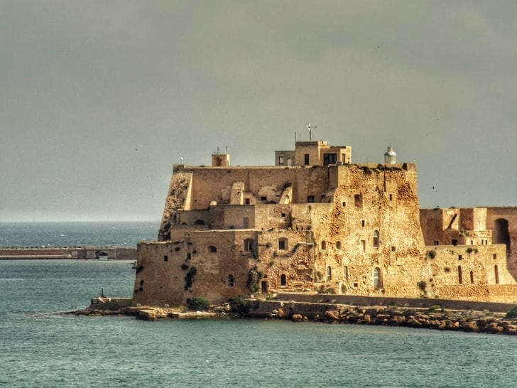 Erofiodena's tweet photo. Brindisi è una città portuale pugliese sull'Adriatico. 

Il Castello Alfonsino in pietra rossa sorge su un isolotto all'imbocco del porto. 
L'imponente Monumento al Marinaio d'Italia in pietra calcarea a forma di timone regala panorami del mare e della città. https://t.co/pxqPSgrHzJ