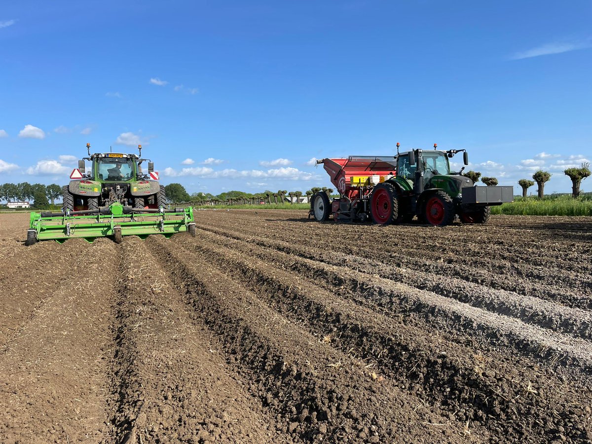 Het plantseizoen 2023 is ten einde. In weinig beschikbare dagen enorm veel gedaan. Na de uien en de bieten zitten nu ook aardappelen en tuinbonen in de grond. Nu mogen ze groeien!