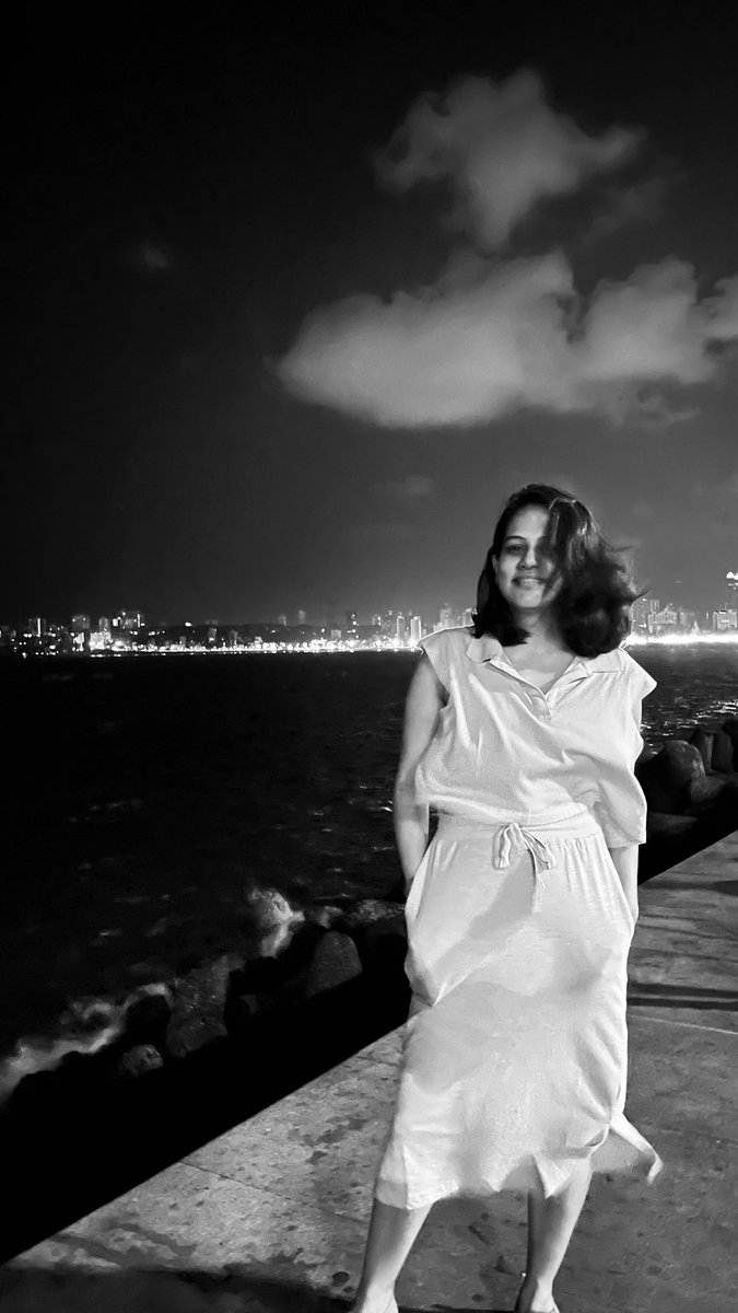 Through Husband’s lens ❤️
.
.
.
#Latenight #marinedrive #queensnecklace #mumbai #mumbaiinthenight #blackandwhite #monochromatic #arabiansea #seabreeze #thewindinmyhair #instagood  #instapost #ootd #potd