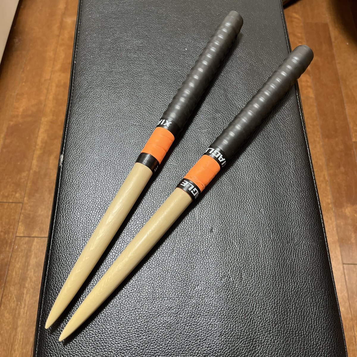 K_shky's tweet photo. 2年ほど前にバチ職をしてた毛・朱界です。
38.5cm×2cmの米ヒババチです
当時作成したバチの処分です。
アマギフ2000円で販売します。購入希望の方は、このツイートにリプライまたはDMをお願いします。

※オレンジグリップは少し色移りありますが、黒グリップは新品です。

※普通郵便でお届けします。 https://t.co/EEX1X5qEp0