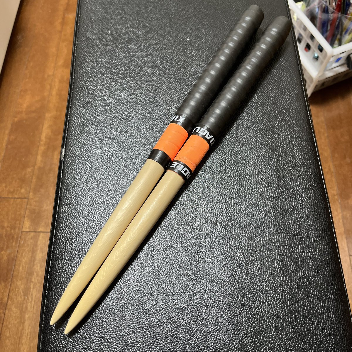 K_shky's tweet photo. 2年ほど前にバチ職をしてた毛・朱界です。
38.5cm×2cmの米ヒババチです
当時作成したバチの処分です。
アマギフ2000円で販売します。購入希望の方は、このツイートにリプライまたはDMをお願いします。

※オレンジグリップは少し色移りありますが、黒グリップは新品です。

※普通郵便でお届けします。 https://t.co/EEX1X5qEp0