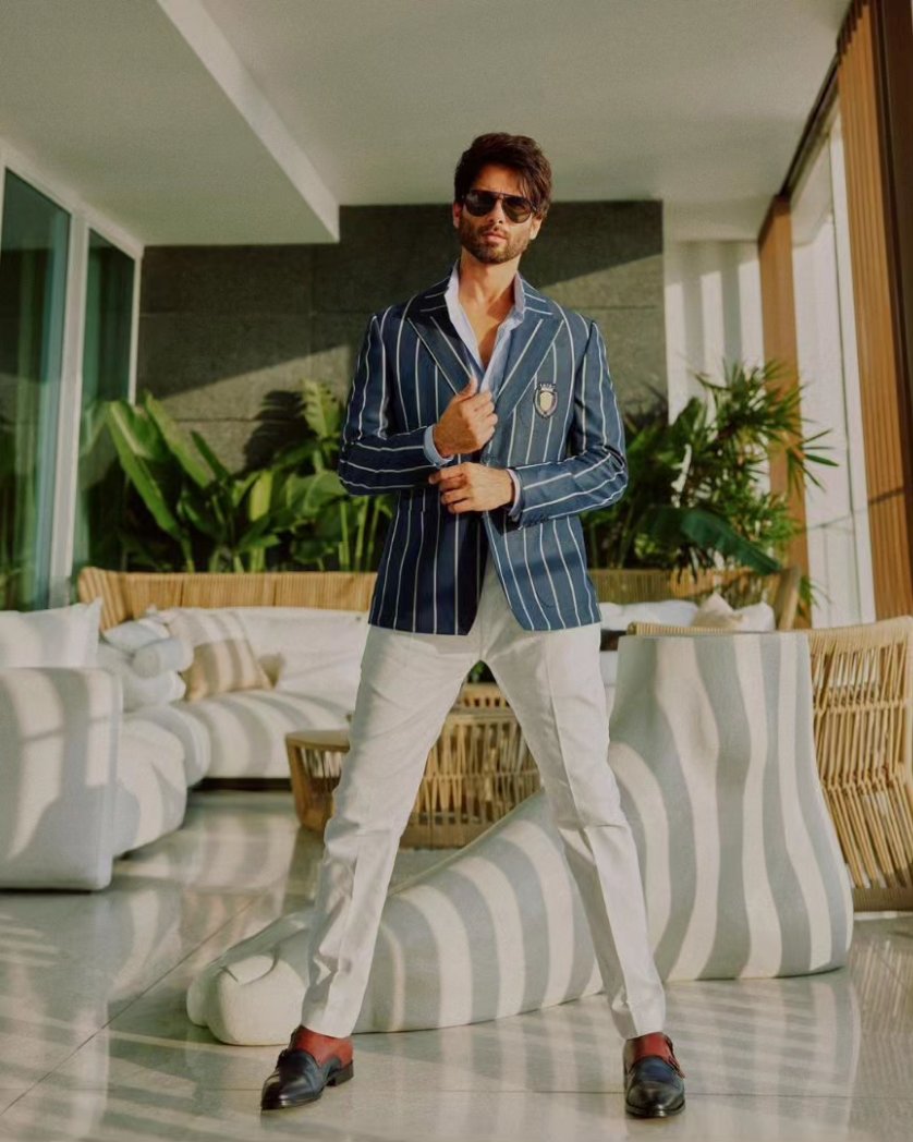 middaygujarati's tweet photo. Shahid Kapoor shells out major fitness &amp; fashion goals as he suits up! 

#shahidkapoor #shahidkapoorfans #actor #major #fitness #fashion #goals #suitsup #fashiongoal #fitnesslook #middayentertainment #gujaratimidday  #bollywoodactor 

https://t.co/AO9g2DVqYj https://t.co/LUZ7kvwdhH
