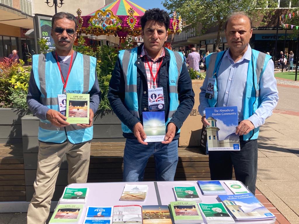 amea_wm's tweet image. #messageofpeace  @amea_wm east members distributing leaflets at Solihull town center.
⁦@ukmuslims4peace⁩ ⁦@Ansarullah_UK⁩