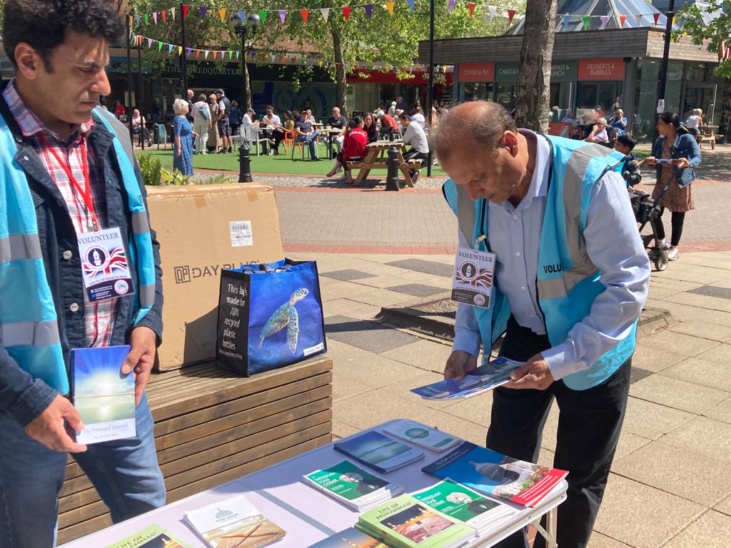 amea_wm's tweet image. #messageofpeace  @amea_wm east members distributing leaflets at Solihull town center.
⁦@ukmuslims4peace⁩ ⁦@Ansarullah_UK⁩