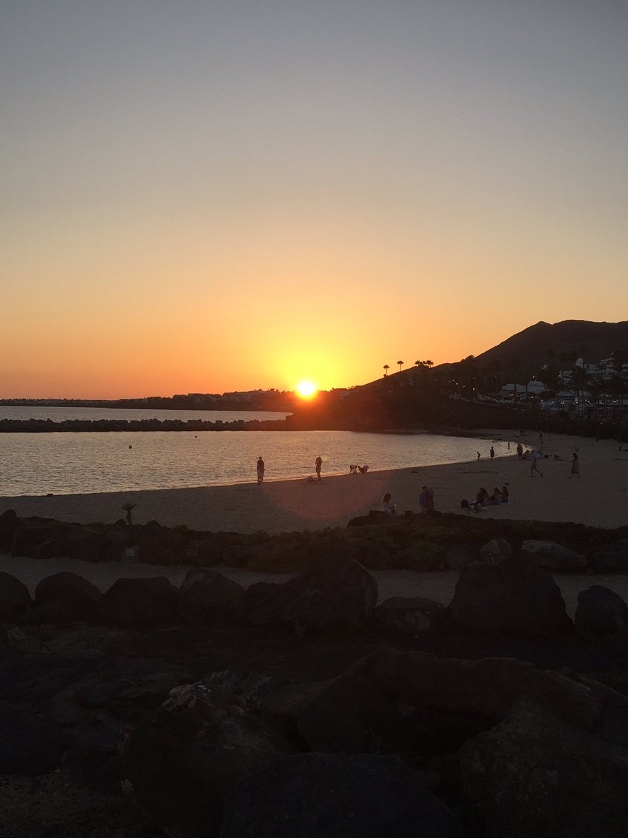 kazzwoody's tweet photo. My fave view #sunshine #sundown #hereagain #playablanca #lanzarote #islandlife #orangeskies #familytime #relaxing #break #sunset #amazingsunsets๐
#amazingsunsets https://t.co/6qdQdbxTKB