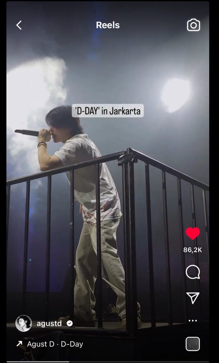 kisserkook's tweet photo. demi senang bangeeeeet satu-satunya yang dipost ini konser jakarta dan ini day1. 😭 beneran memang army tuh nyanyinya semangat banget!! https://t.co/mUw5eGkXE4