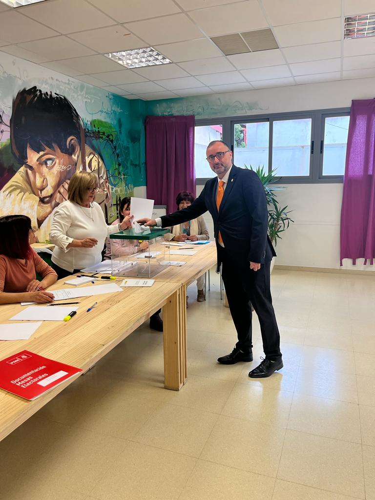 CsArmilla's tweet photo. Nuestro candidato a la Alcaldía @DavidMarquez37 ha ejercido su derecho al voto en su colegio electoral. #Armilla #28M https://t.co/I3WxGPsawA