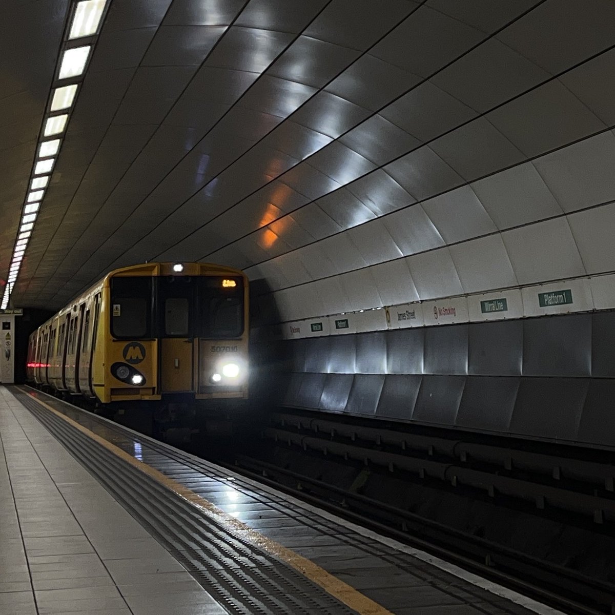 Encircled in lights - 507010 at Liverpool James Street yesterday 

🚝@merseyrail