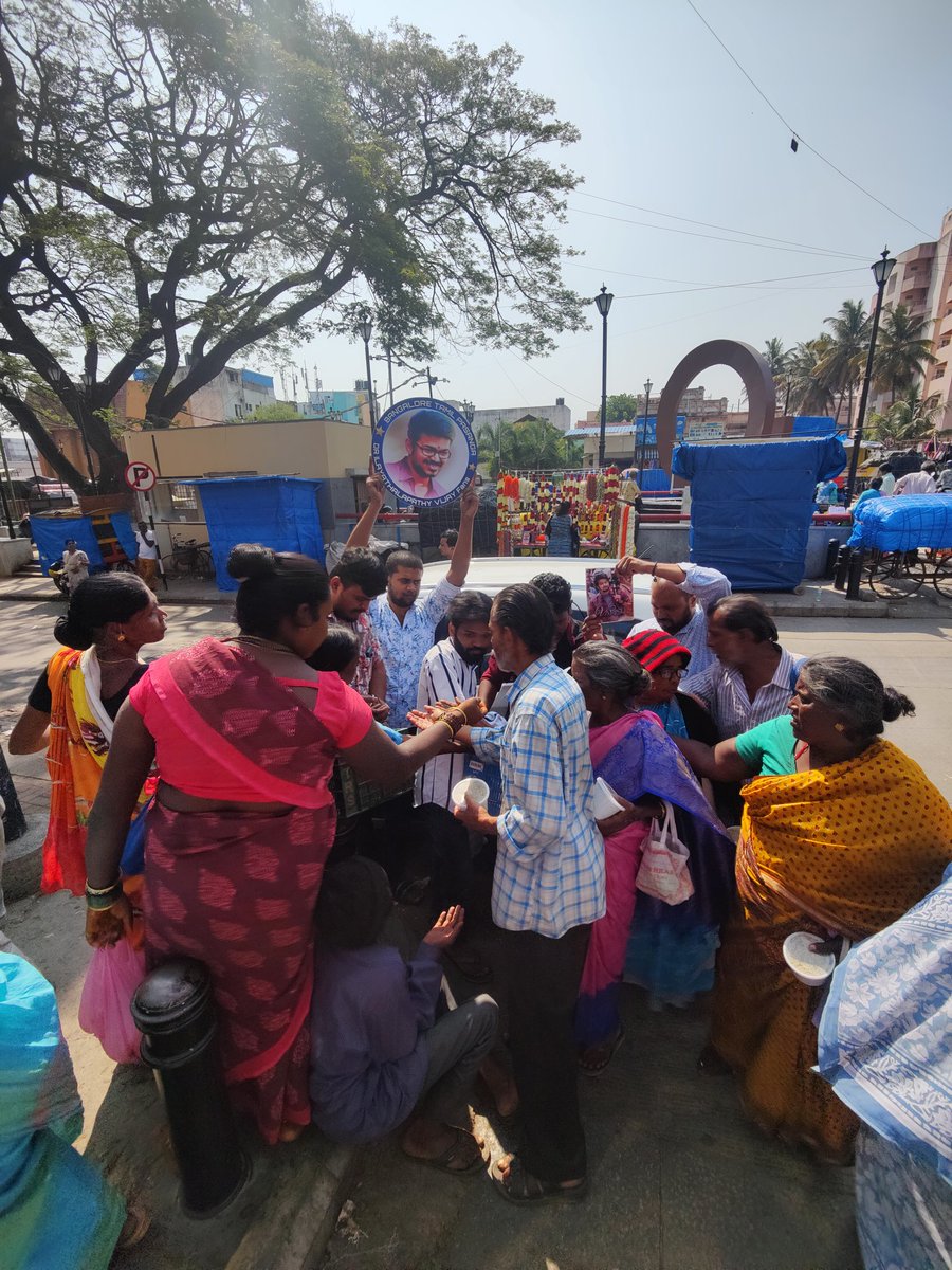 As A Part Of #WorldHungerDay Our Bangalore Tamil Pasanga Dr.Vijay Makkal Iyakkam Team Provided Foods To Improvished People's Near Shivaji Church Bengaluru,Karnataka.

@actorvijay.@BussyAnand.@TVMIoffl
.@Jagadishbliss

#மக்கள்_பசிபோக்கும்_VMI #Leo #BloodySweet