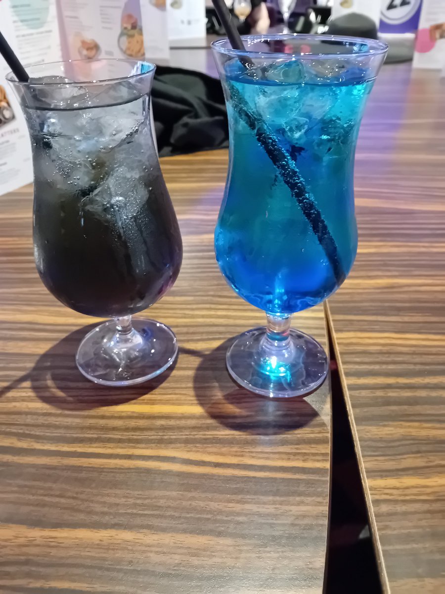 ItsJoJoGaming's tweet photo. Last night was the first time out in 4 years. It was alright at bingo best part the drinks, wanted to be nice so went to a bar with the bride to be and anxiety kicked in, never had a panic attack like it, but I tried and that's the main thing. #HenParty #BridesCoven #Witches https://t.co/R0gyhr32i0