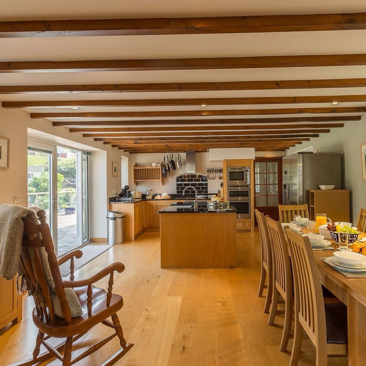 Mmmm the best spot in the house for big family breakfasts! 🥓 🍳 🥐  #smugglerscovecottages #Cornwall #Portreath #luxurycottages #holidayrentals #staycations