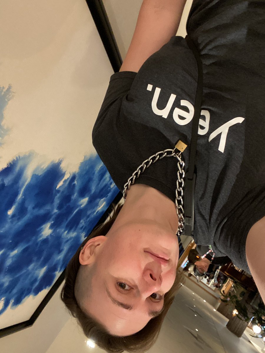 SlutYeen's tweet photo. For anyone looking for me today. Different shirt tho. https://t.co/Ib1hmh3LSc