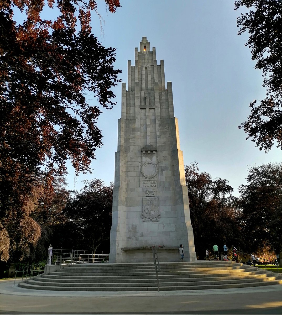 thesarkaribaap's tweet photo. #warmemorialpark with its stern beauty, standing tall with grace, as always #SaturdayVibes #Coventry #eveningwalk #BankHolidayWeekend #HappyWeekendEverybody https://t.co/rhpE87dr17