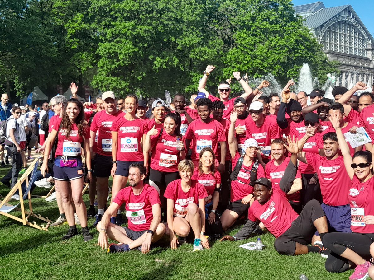 CroixRougeBE's tweet photo. La #redcrossteam va s'élancer. Deux personnalités nous ont rejoint les reconnaissez vous sur ces photos de groupe ? https://t.co/pcNjvNzefe