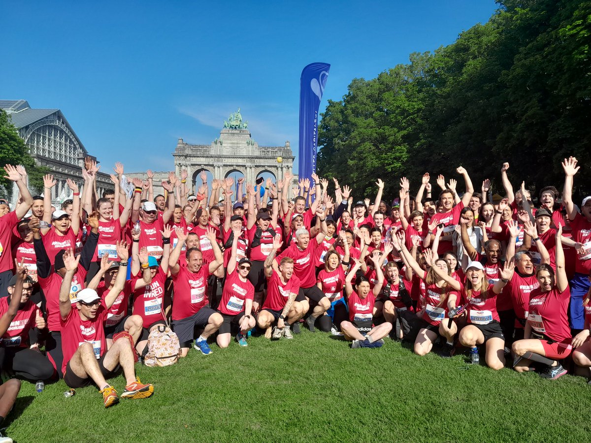 CroixRougeBE's tweet photo. La #redcrossteam va s'élancer. Deux personnalités nous ont rejoint les reconnaissez vous sur ces photos de groupe ? https://t.co/pcNjvNzefe