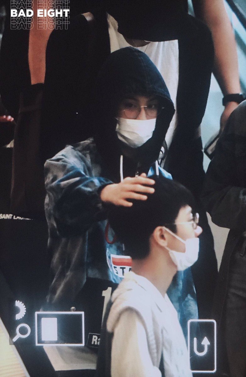 พี่จอห์นเขาเลี้ยงมาร์ค ให้มาร์คมาดูแลเตนล์อีกทีแหละ นี่ชอบพี่น้องบ้านนี้ เวลาอยู่ด้วยกันก็รู้เลยว่า เออก็เลี้ยงกันมาจริงๆ