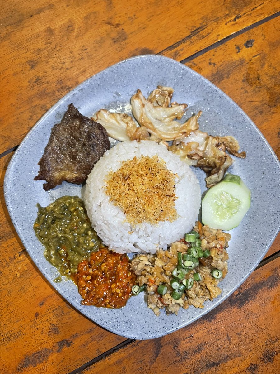 tommyhartnt's tweet photo. IKI LO KULINER JEROAN TER ENAK DAN VIRAL DI MALANG REK‼️‼️
Harga mulai 5 RB SAJA ✅
✅SEGO SAMBEL BABAT COKRO 
JL COKROAMINOTO NO 28 MALANG KLOJEN ( deket smp 3 )
BUKA SETIAP HARI JAM 10.00-00.00 
#pasarmingguinfomalang @infomalang https://t.co/FwN8GhKUXg
