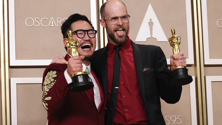 Scandale aux #Oscars2023 Daniel Kwan et Daniel Scheinert  n’ont pas eu la moindre pensée pour la réforme des retraites.