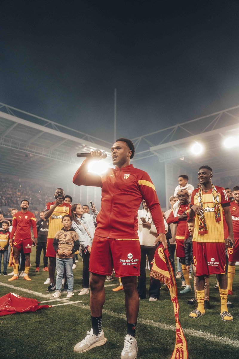 Ligue1's tweet photo. 🎉🍾 @RCLens
#MultiJ37 | #RCLACA
📸 @arnaudbml https://t.co/QAKYoOU4Di