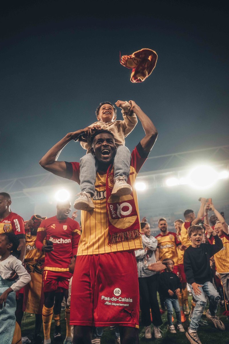 Ligue1's tweet photo. 🎉🍾 @RCLens
#MultiJ37 | #RCLACA
📸 @arnaudbml https://t.co/QAKYoOU4Di