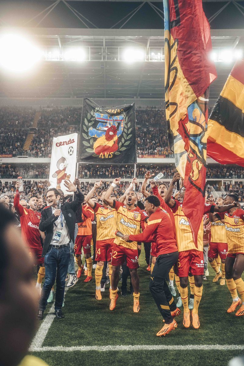 Ligue1's tweet photo. 🎉🍾 @RCLens
#MultiJ37 | #RCLACA
📸 @arnaudbml https://t.co/QAKYoOU4Di