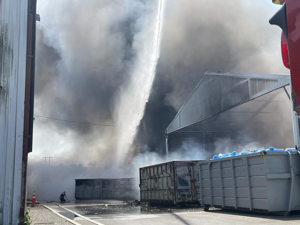 #RetourSur 🔥 Lors de feux importants comme à Allonne, les pompiers déploient plusieurs kilomètres de tuyaux et des moyens hydrauliques spécifiques pour alimenter les grosses lances et les lances canons en eau.