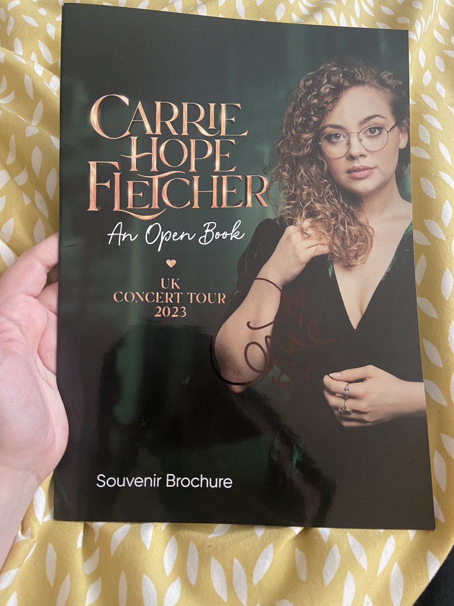 I always believe in paying forward. So to say thanks to <a href="/ATDazzles/">All That Dazzles</a> for the musical magazine subscription. I want to giveaway a signed Carrie Hope Fletcher tour programme. All you have to do it’s just RT this tweet. X