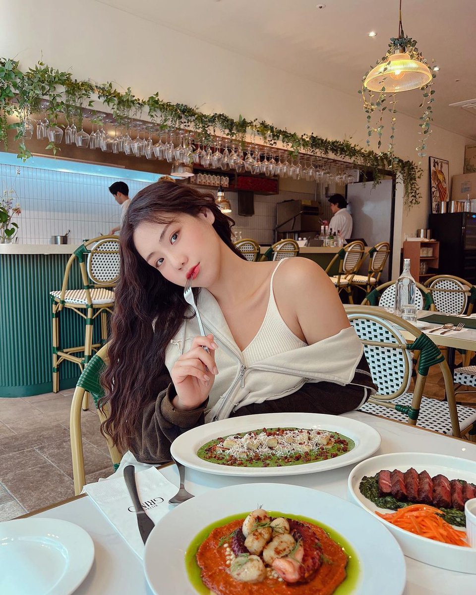 fhongsuzu's tweet photo. Hello everyone!👋🏻

Dikarenakan saya mau aktif lagi disini dan tl saya mulai terasa asing apalagi ini banyak tweets rl. Jadi saya mau sweeping alias pembersihan following!😊

Yg masih mau mutualan silahkan rep/like/retweet tweet ini.
Freepass only for my closest one! https://t.co/9R4xHaGcAe