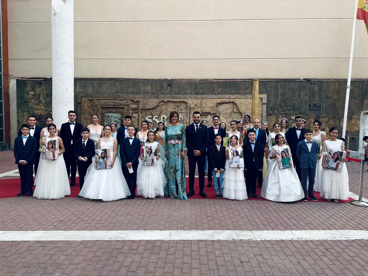 AytoArchena's tweet photo. 👑12 reinas representan a Archena en las Fiestas del Corpus Christi 2023, declaradas de 'Interés Turístico Regional'
🎉+1000 personas presencian la espectacular "Gala de proclamación de reinas" tras haber sido recibidas por la alcaldesa @Patriciaflopez en la sede del Ayto
