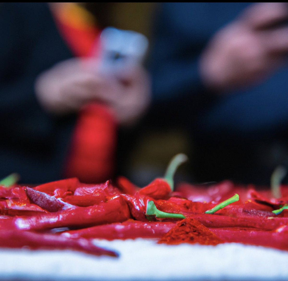 1/7: Op de bruisende beursvloer, omringd door potentiële leads, komt het magische recept van Salesandpepper.com tot leven. Voorbereiding is alles. #SalesandPepper #SalesTips