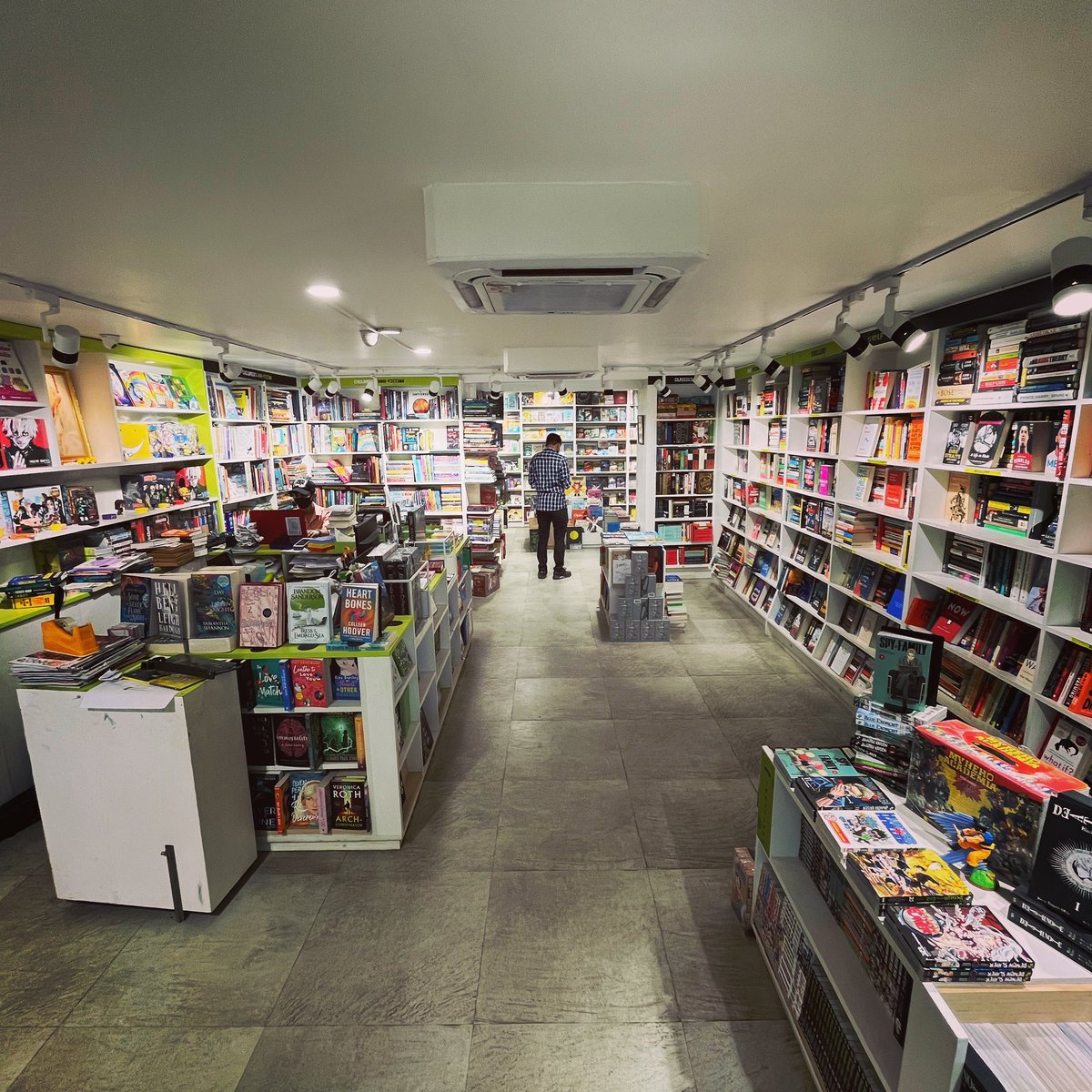 Icarus_Reloaded's tweet photo. This is a long due appreciation post for one of the only two bookstores I visit in NCR. The first being Chapter 101 at South Point Mall which is more into hardbound originals. This one is a #KoolSkool at Qutub Plaza, Gurgaon, owned by Amit who is an amazing book lover. Try out! https://t.co/HOmfPF5Srd