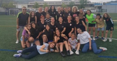 cfcaldes's tweet photo. Partit de mares de jugadors/es del club!!! Gran iniciativa i gràcies per confiar en el nostre club!!! Bravo per vosaltres!!! 
@xavio1 
@oscarcastel 
@esportscaldesm 
@radiocaldes 
@noticiescalderi https://t.co/JXRIIHA46W