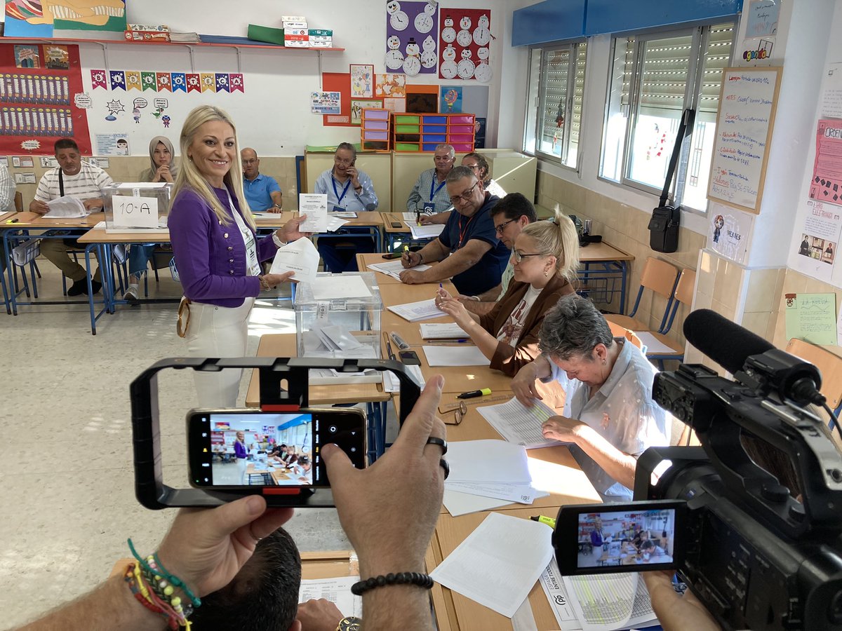 RTVMarbella's tweet photo. La candidata a la alcaldía de Unidas Con Podemos acaba de votar en el colegio San Pedro Alcántara. @Victoriamrmr agradece el apoyo de sus simpatizantes y llama a la participación “por un gobierno social”. https://t.co/FxY1lsjAkH