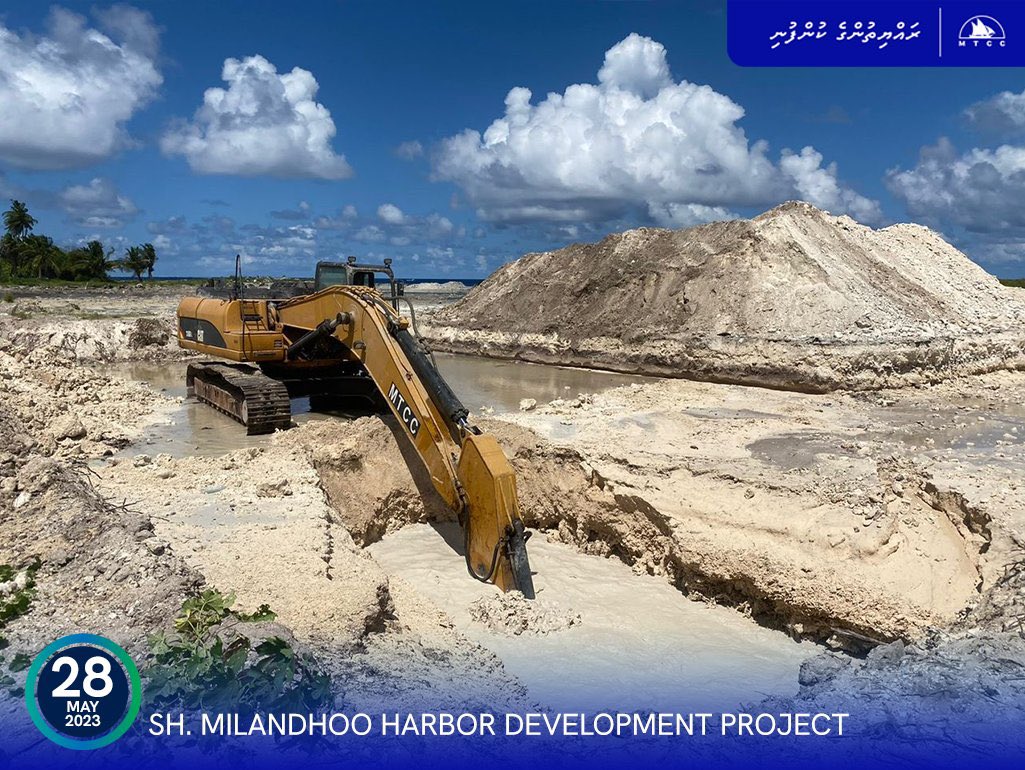 adamazim's tweet image. ށ. މިލަންދޫ ބަނދަރު ތަރައްޤީ ކުރުމުގެ މަޝްރޫޢުގެ އަމަލީ މަސައްކަތް ވަނީ 16 މެއި 2023 ވަނަ ދުވަހު ފެށިފައެވެ. އަދި، ސައިޓުގައި މިހާރު ކުރިއަށްދަނީ އައު ހާބަރ ބޭސިން ފުންކުރުމުގެ މަސައްކަތެވެ.
#MTCCProjects #RayyithungeKunfuni @ibusolih @governmentmv @MTCCPlc