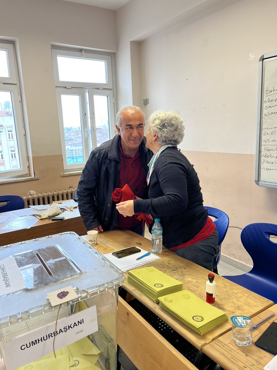 müşahit olduğum sandıkta görevli abinin eşi de görevliymiş yan sandıkta ve evlilik yıl dönümleriymis fotomuzu çeker misin dedi 🫶🫶🫶sandıkta aşk bambaska 🫶🫶🫶