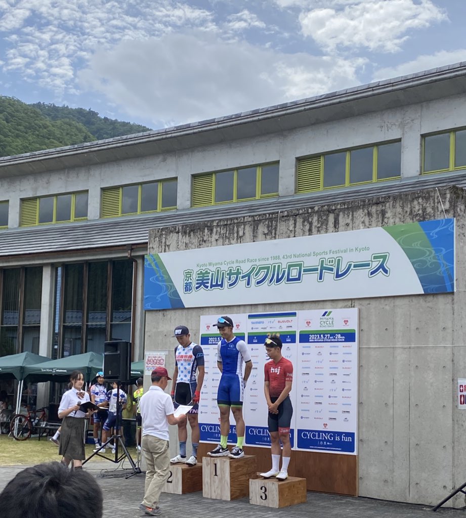 hhijiri's tweet image. 今日は美山で上野さんが優勝、学生クリテで田村が優勝と京産にとって素晴らしい1日でした。
もちろんレース後は　#essential2 とプロテインで回復です。摂取の様子をスローでお楽しみください。
