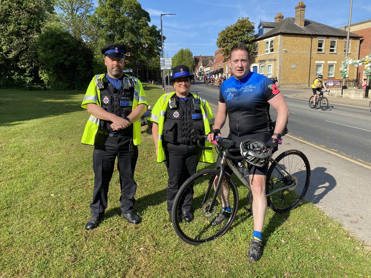 The Chief Constable of @EssexPoliceUK, BJ Harrington, stopped to say hello to colleagues on his way through day 3 of the @RideLondon bike race. 

#GoodLuck
#KeepGoing 

@BJH251 
@SaferEssexRoads