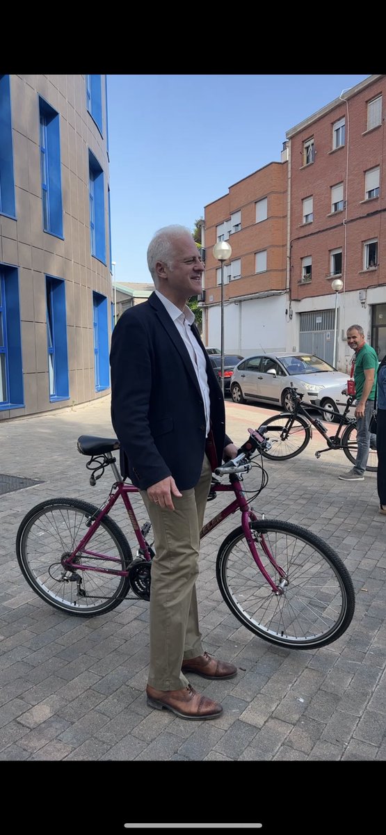 El alcalde de #Logroño <a href="/pablohermoso/">Pablo H de Mendoza</a> ya ha votado 
¿Cómo ha ido al Centro Cívico de Yagüe? En bicicleta 🚲 
#LaRioja 
#EleccionesLa7