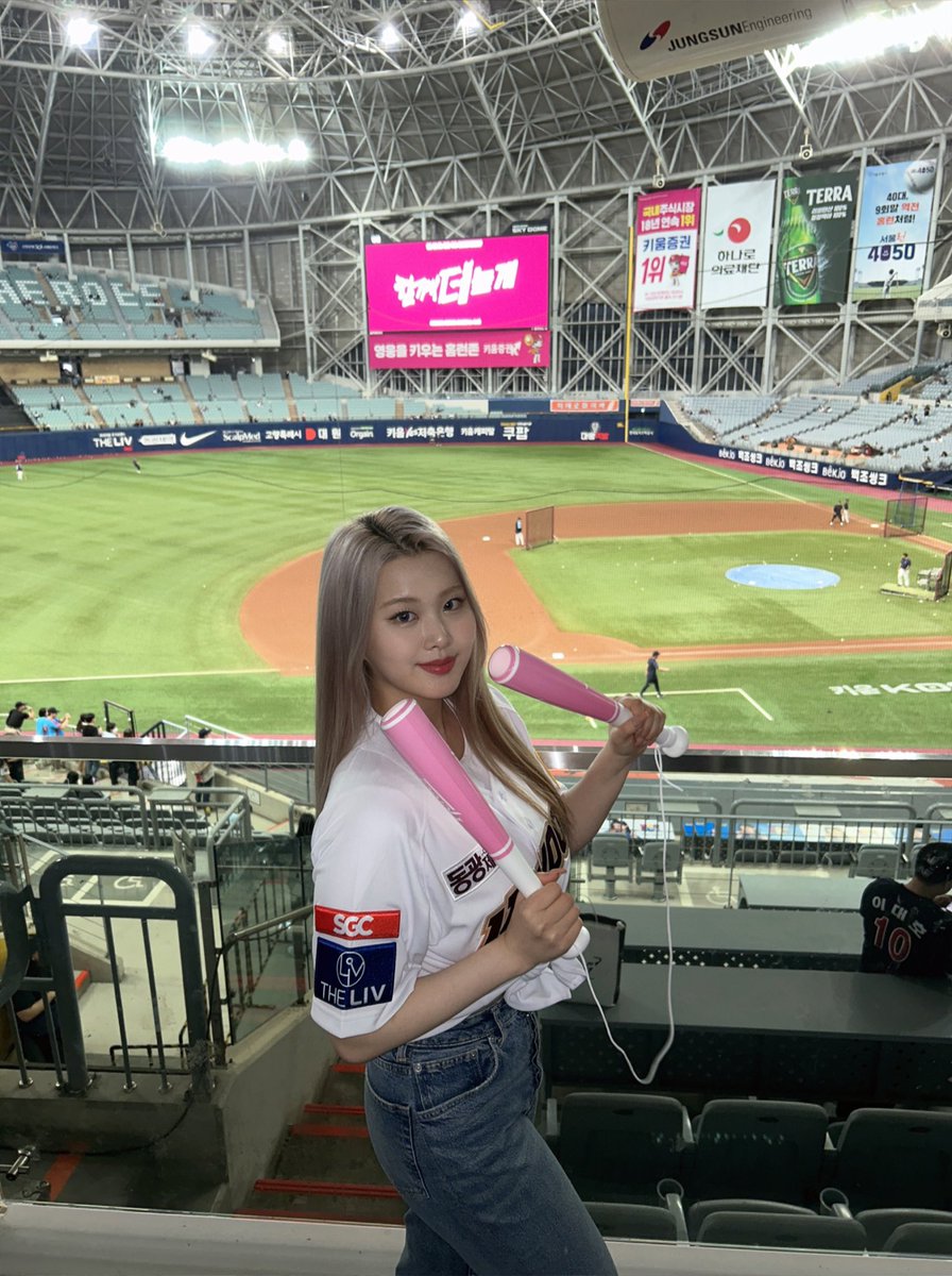 RBW_PURPLEKISS's tweet photo. [#수안]
키움 히어로즈!! 재작년에 이어 
방문해서 응원할 수 있어서 
너무 좋았구 재밌었습니당🥰 
다음에도 또 불러주세요😄 https://t.co/IBTbgHd93P