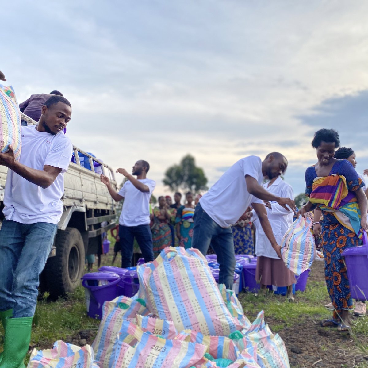 sofepadi's tweet photo. #HappeningNow
#Rusayo🇨🇩
Des questions liées à l’hygiène menstruelle sont traitées,150 kits de dignité et de vivre sont distribués aux femmes et filles déplacées internes, vulnérables,touchées par la crise humanitaire en raison du conflit armé entre FARDC&amp;M23

🙏🏽 @GlobalFundWomen https://t.co/2fpNuiQ6c1