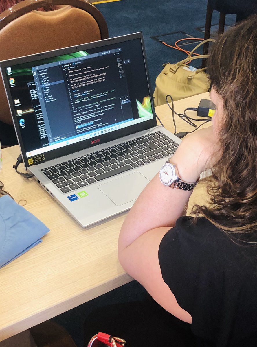 djangogirlsIT's tweet image. #DjangoGirlsFirenze torna a #PyConItalia 👩‍💻🤟✨ Il segreto? Niente panico per affrontare il tutorial 💪🏻 alla fine della giornata le partecipanti avranno realizzato il loro primo blog con #django! Yeah! 🙌 Tutto sta andando alla grande! Grazie a @pyconit per l’accoglienza ❤️